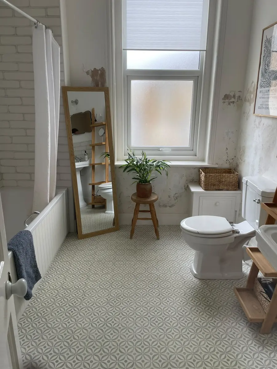 Bathroom with a bath, mirror and plant, ready for the next guests